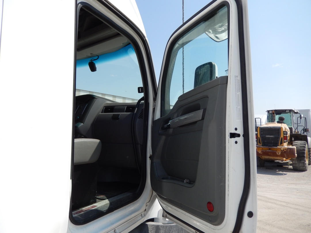 2017 KENWORTH T680 - Image 49